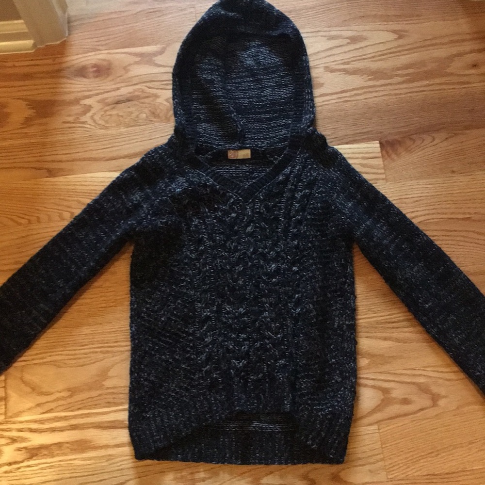 Cute v-neck sweater with hood!